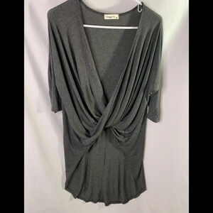 Hi-low twist front shirt gray